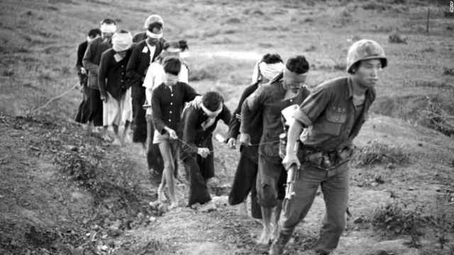 Un grupo de soldados del Vietcong, con los ojos vendados y capturados.
