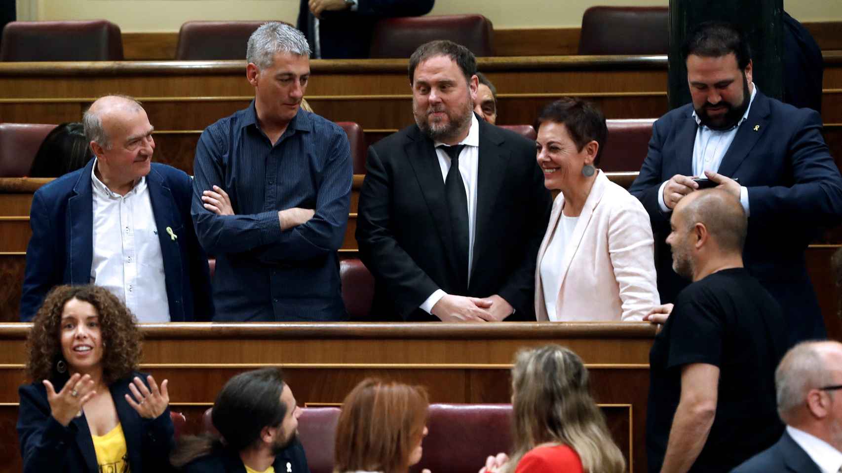 El presidente de ERC, Oriol Junqueras, en el Congreso, rodeado por diputados de Bildu, el pasado 21 de mayo de 2019.