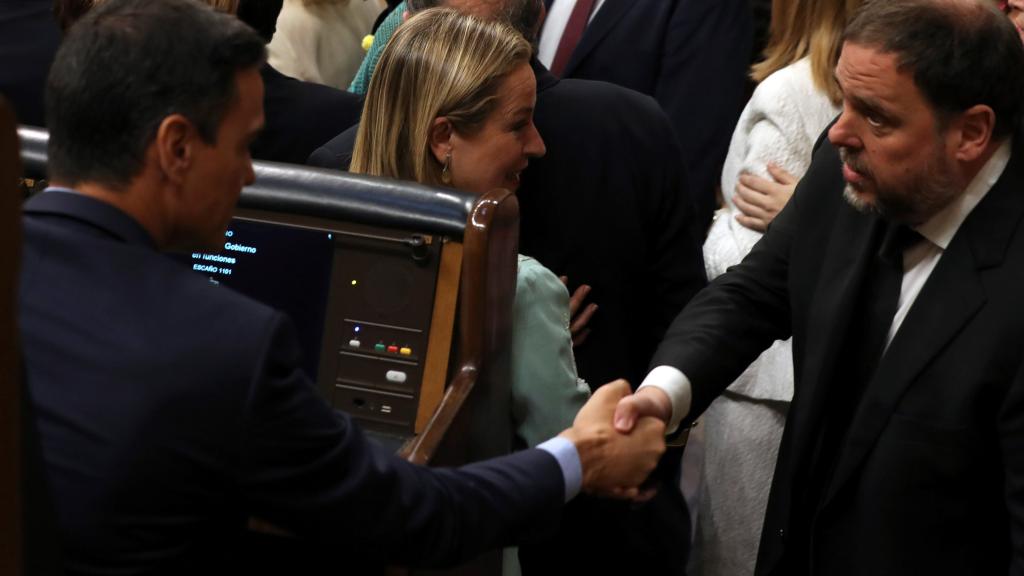 Apretón de manos entre Pedro Sánchez y Oriol Junqueras en el Congreso de los Diputados.