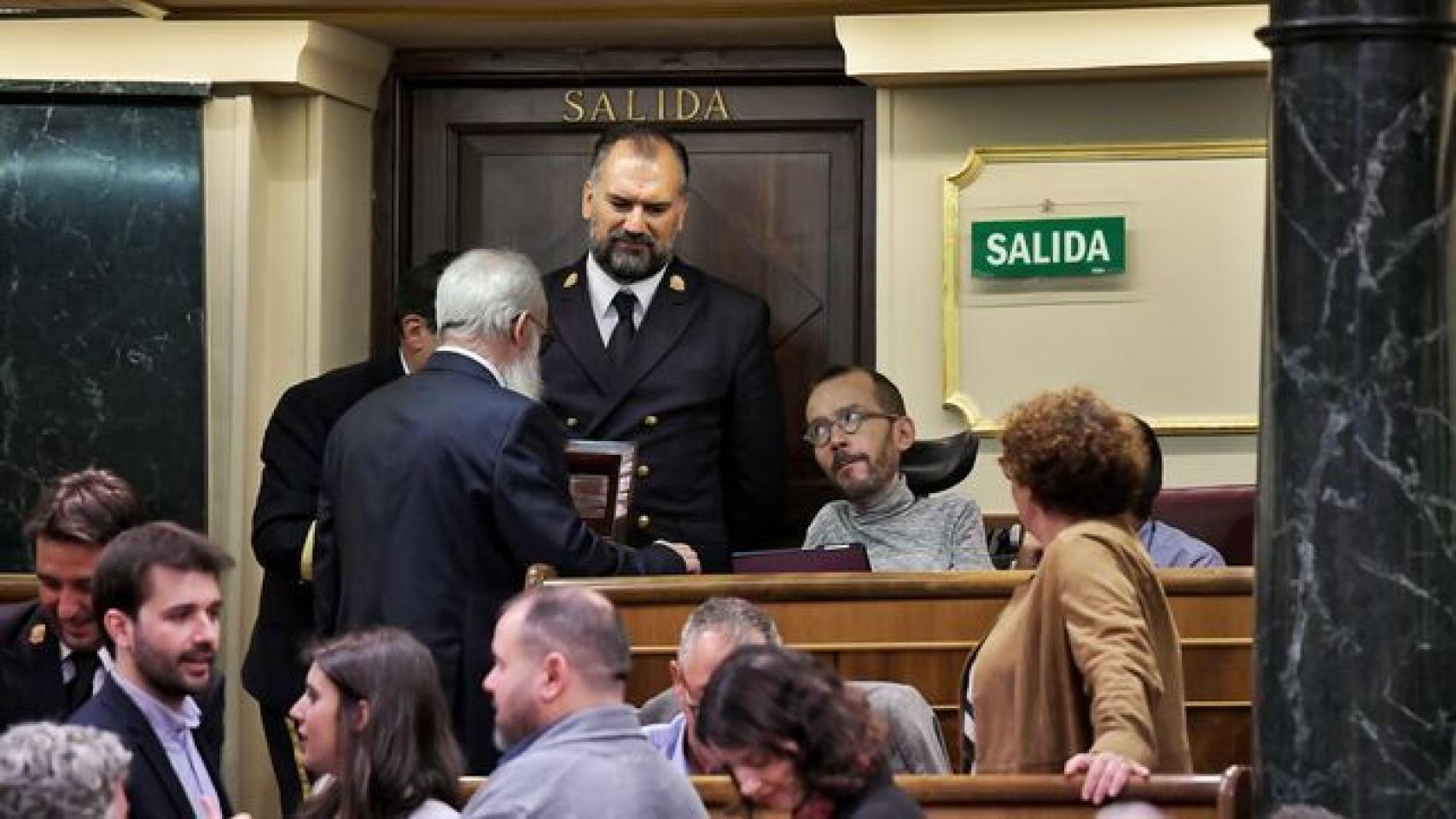 Pablo Echenique bromea con el ujier y el presidente de la Mesa de edad, Agustín Javier Zamarrón.