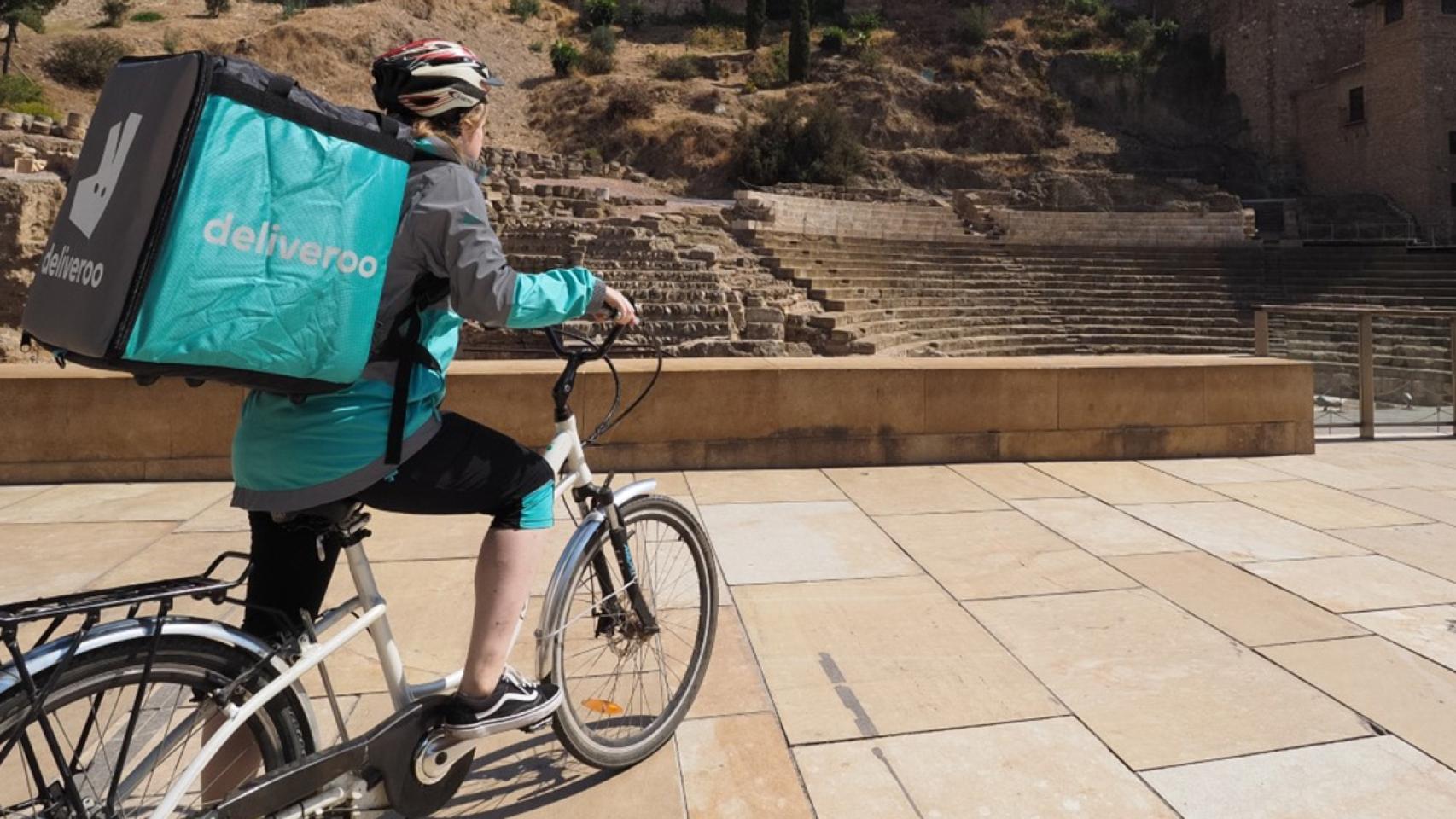 Un 'rider' de Deliveroo sobre su bicicleta.