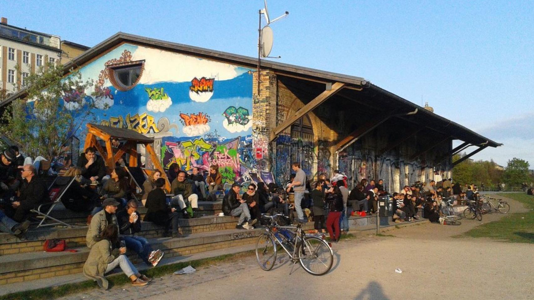 Un grupo de personas disfrutando en el Görlitzer Park, también conocido como el parque de la droga.