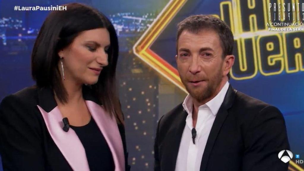 Motos emocionado junto a Pausini por la muerte de su madre.