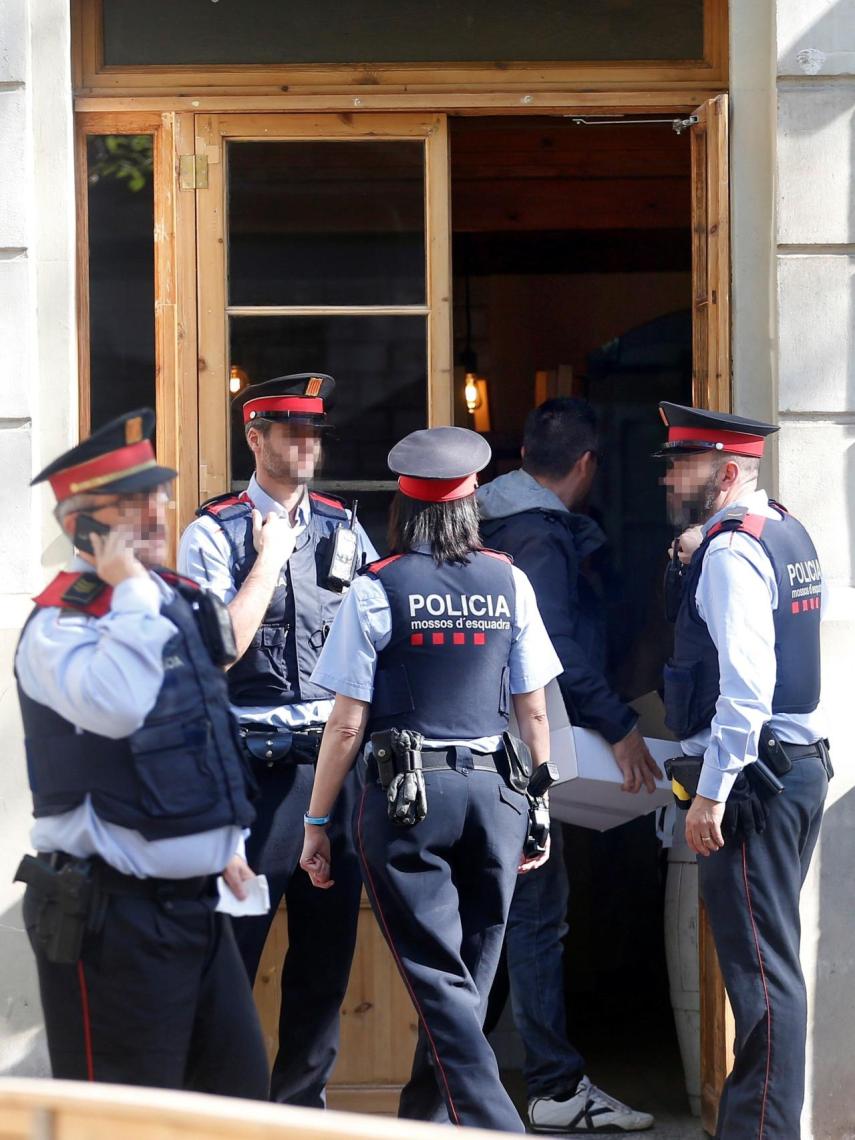 Los agentes de los Mossos, frente al lugar de los hechos.