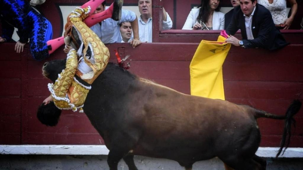 Roca Rey sufre una voltereta al abrirse con el capote con el sobrero