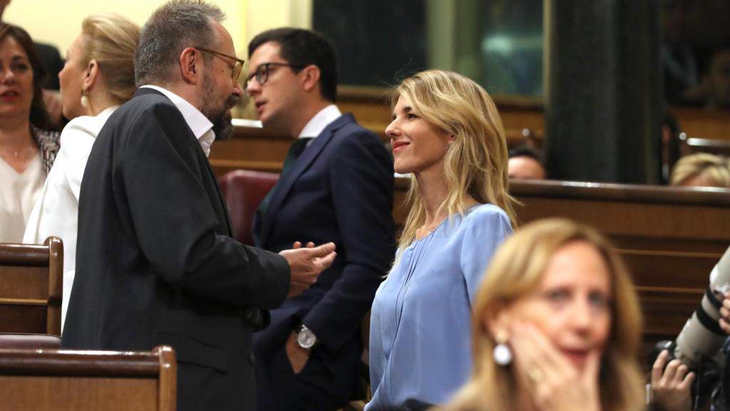 El diputado de Cs Juan Carlos Girauta conversa con la diputada del PP Cayetana Álvarez de Toledo.