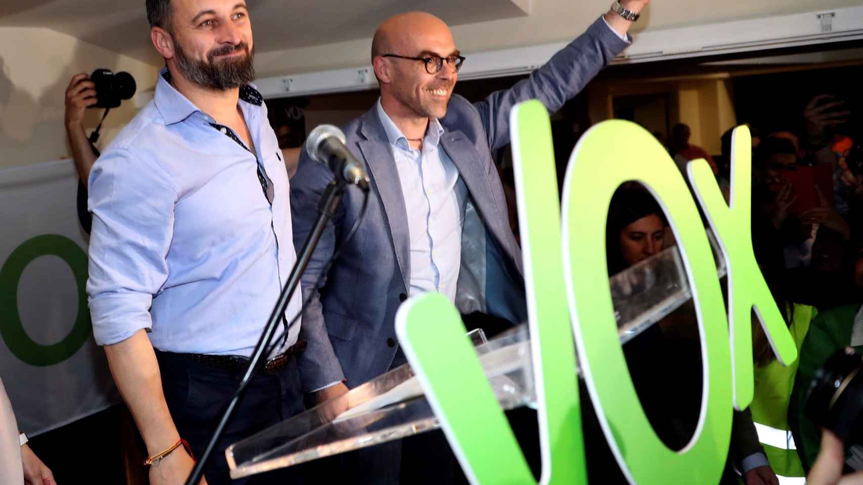 El líder de Vox, Santiago Abascal, junto a Jorge Buxadé.