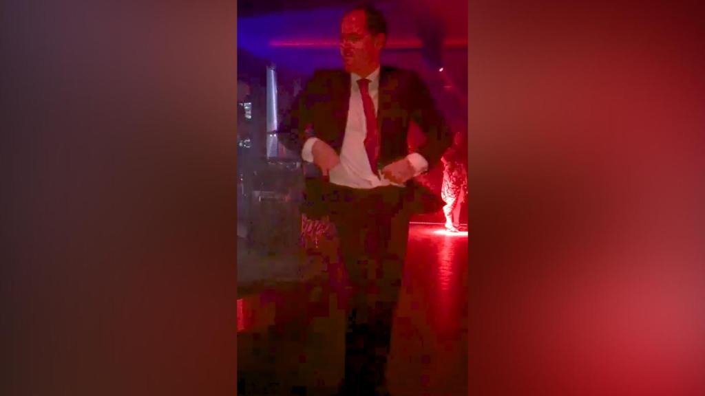 El candidato de Cs a la Comunidad de Madrid, Ignacio Aguado, bailando como Michael Jackson.