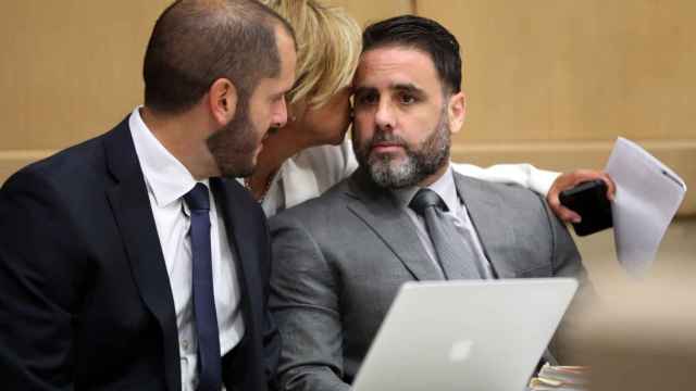 Pablo Ibar, junto a su abogado, durante la audiencia celebrada este lunes en Fort Lauderdale, Florida.