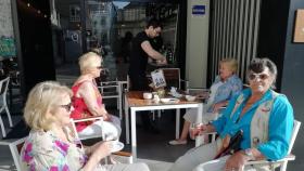 Turistas ingleses desembarcados del Ventura tomando té en A Coruña