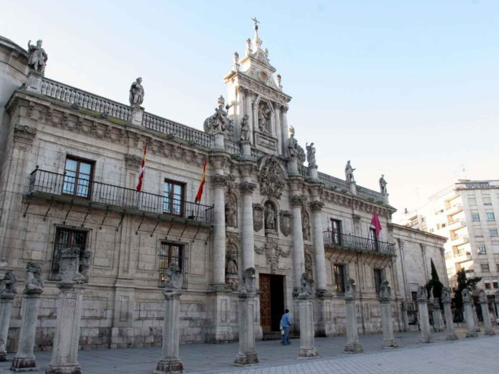 Imagen de archivo de la fachada de la Facultad de Derecho de la Universidad de Valladolid.