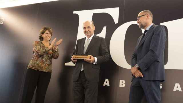 Miquel Roca recibe el premio de honor Forbes Abogados 2019 de manos de la Ministra de Justicia, Dolores Delgado.