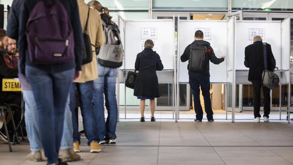 Votantes en un colegio electoral de Utrecht (Holanda) este jueves