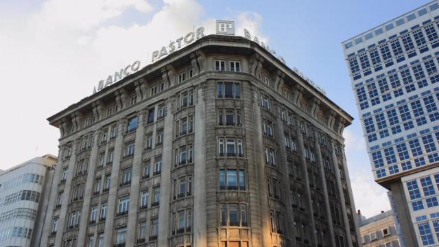 El emblemático edificio del Banco Pastor en A Coruña