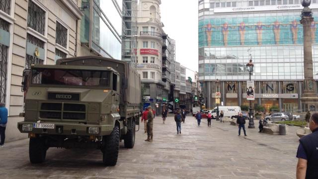 El Ejército en el Obelisco: imagen curiosa esta mañana en A Coruña