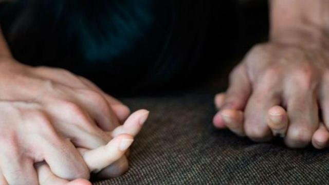 El marido la obligó a hacerle una felación y mantener relaciones sexuales