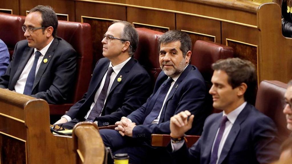 Los diputados presos de JxCat Jordi Sánchez (3i), Jordi Turull (2i) y Josep Rull (i), junto al líder de Ciudadanos, Albert Rivera (d).