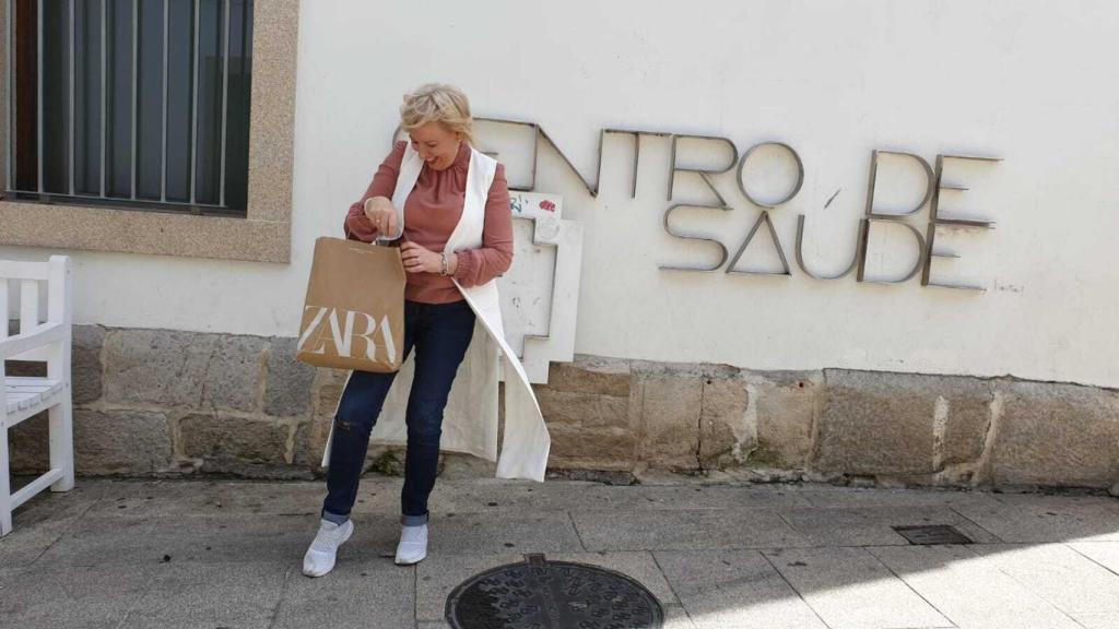 Ana, orgullosa de posar con una bolsa de Zara.