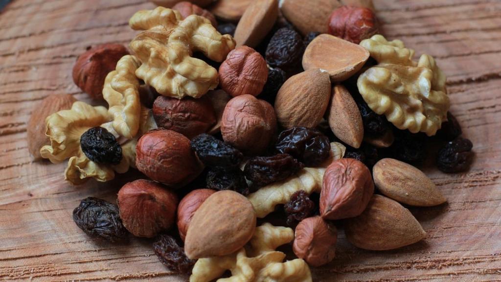 Nueces, avellanas, almendras o pasas: excelentes alimentos para matar el gusanillo.