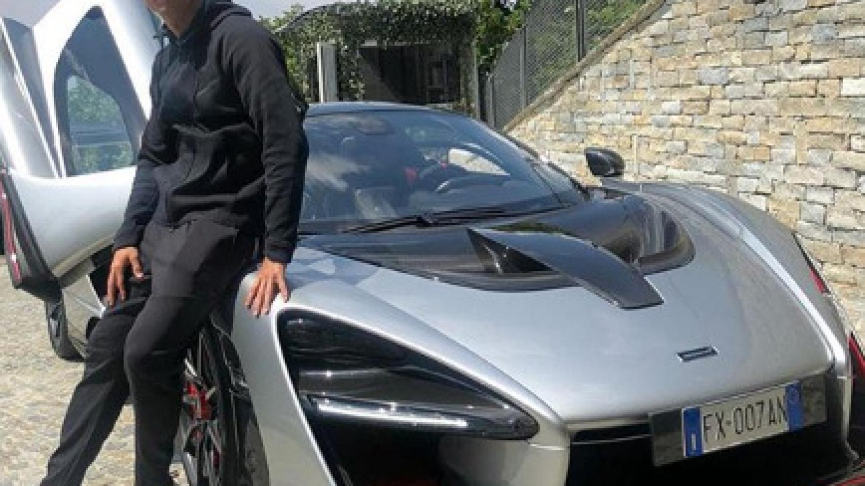 Cristiano Ronaldo posa con su nuevo coche. Foto: Instagram (@cristiano)