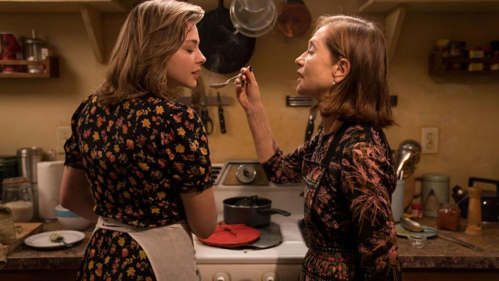 Chloe Grace-Morerz e Isabelle Huppert en La viuda.