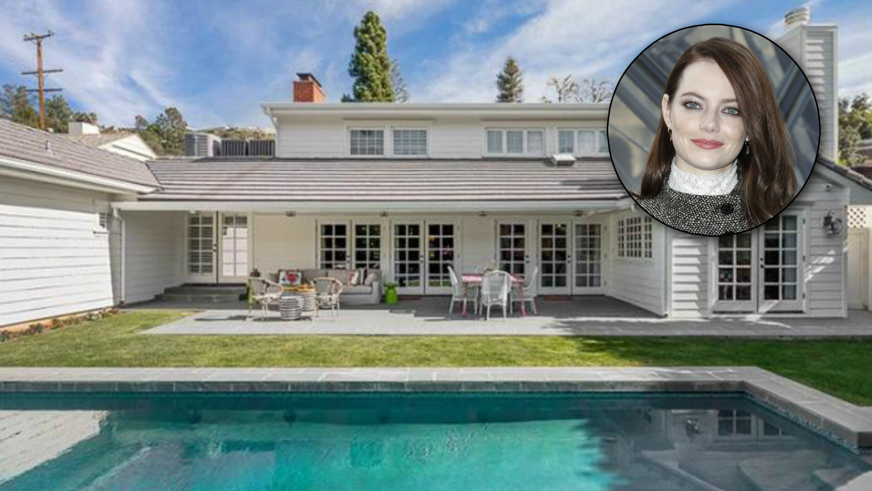 Emma Stone, en un montaje junto a la casa de Beverly Hills que vende.