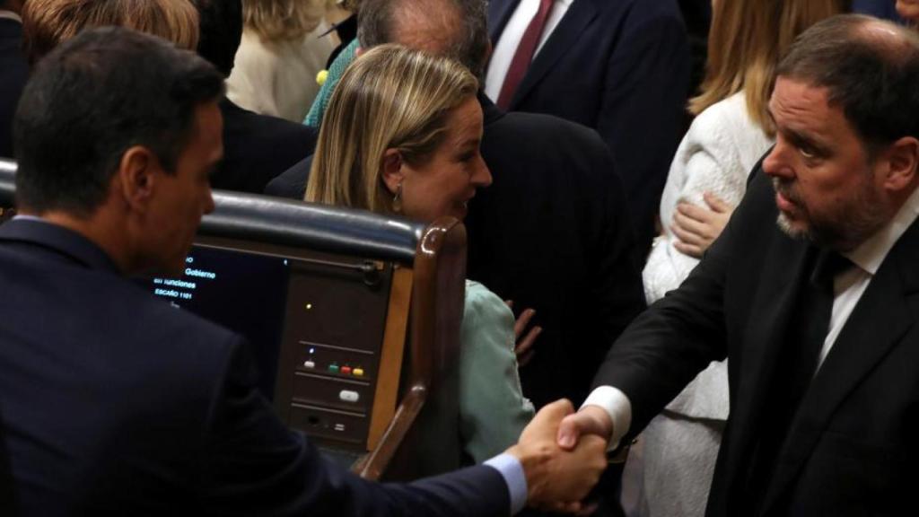 Oriol Junqueras, presidente de ERC, saluda a Pedro Sánchez en el Congreso.