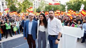 Jorge Buxadé, candidato de Vox a las europeas, Rocío Monasterio, candidata a la Comunidad de Madrid, y Santiago Abascal, líder del partido.