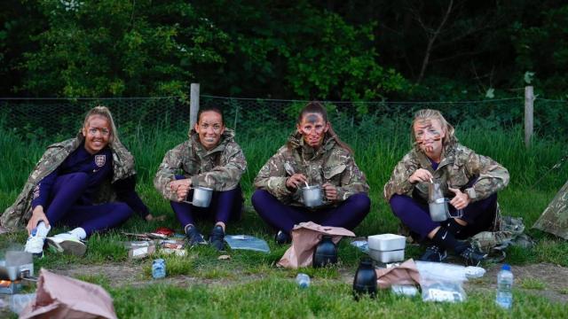 Acampada de las jugadoras de la selección inglesa de fútbol. Foto: Twitter (@Lionesses)