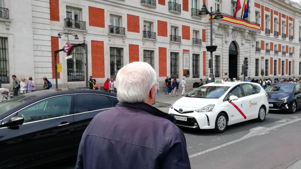 A. está agobiado por lo que va a pasar con su patrimonio.