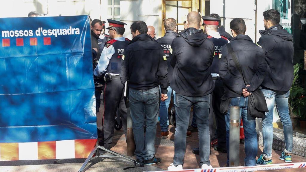 Los agentes de los Mossos se llevan el cuerpo de la asesinada.