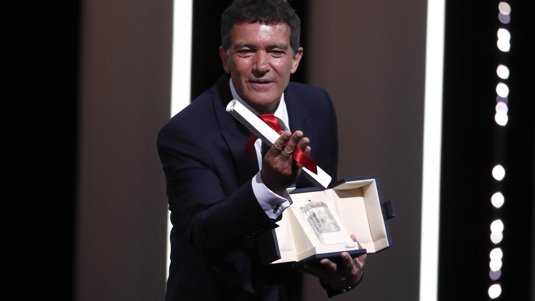 Banderas con el premio en Cannes.