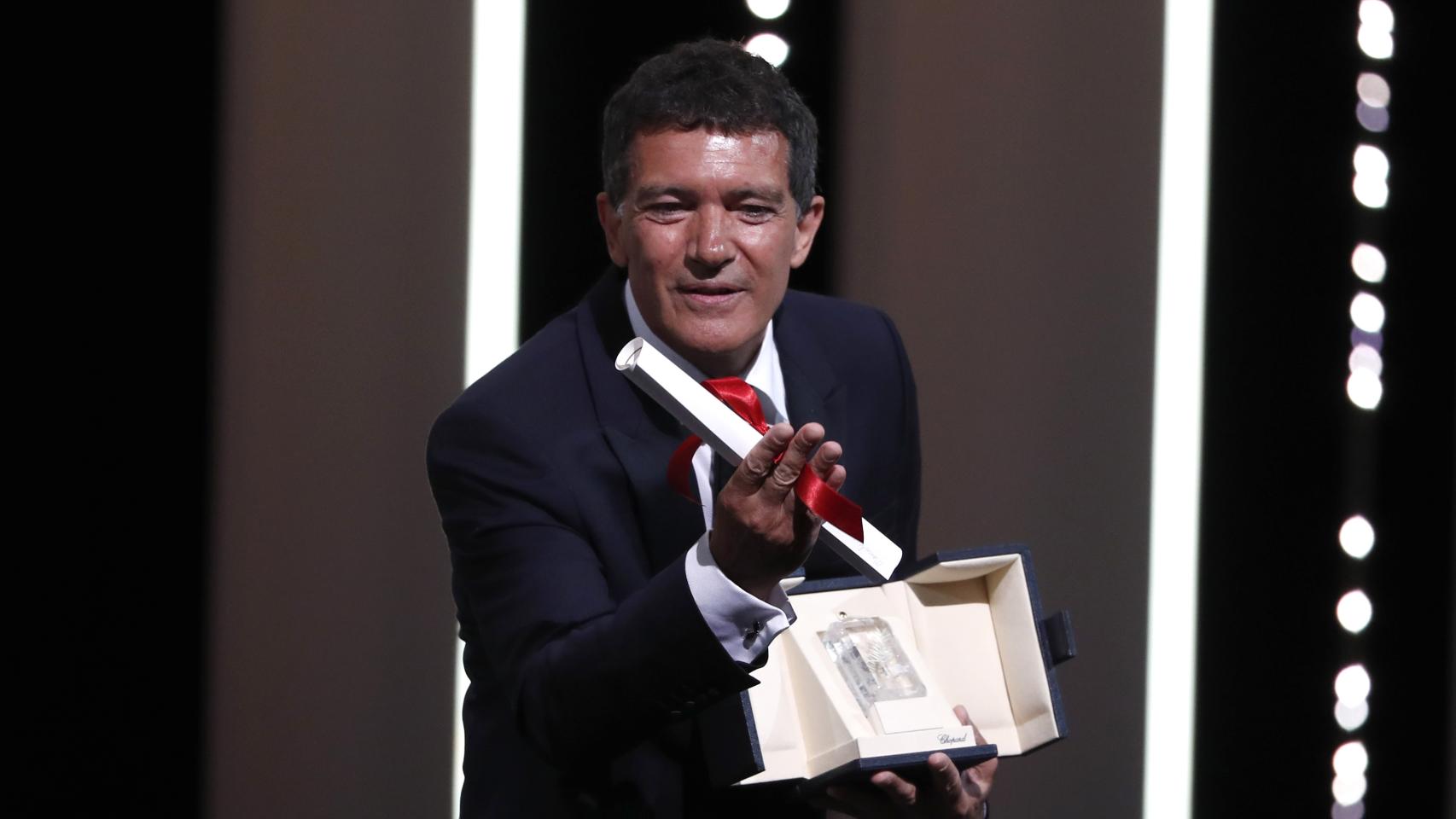 Banderas con el premio en Cannes.