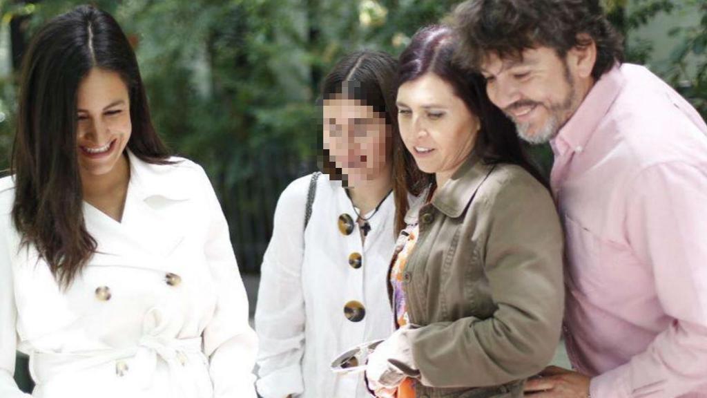 Begoña Villacís paseando con su hija Inés por Chamberí.