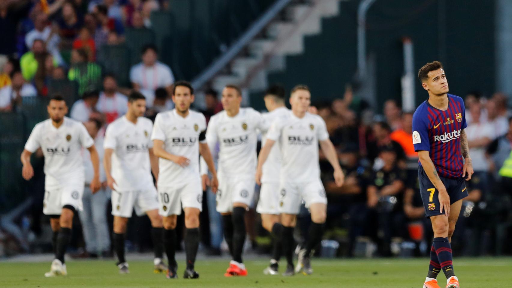 Coutinho mientras los jugadores del Valencia celebran el primer gol de la final