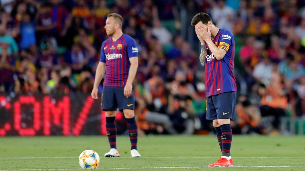 Leo Messi se tapa la cara tras el segundo gol del Valencia