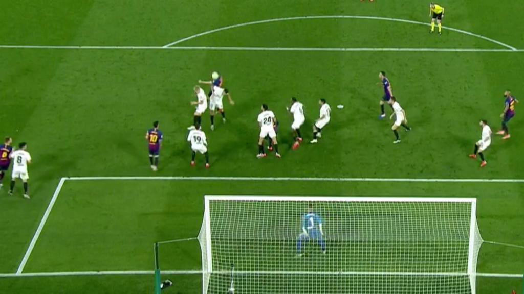 Los jugadores del Valencia reclaman fuera de juego de Leo Messi en el gol