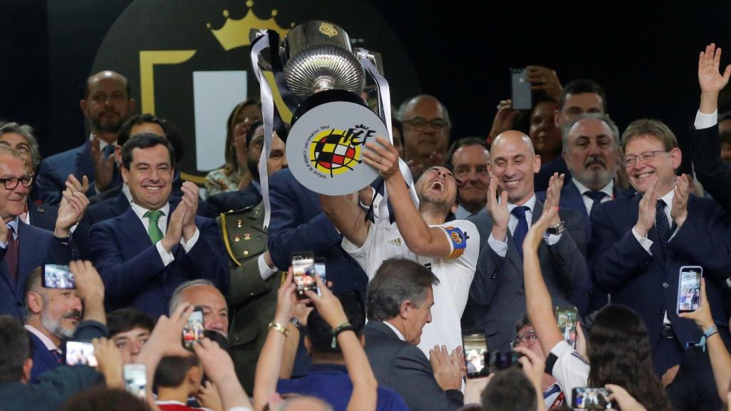 Dani Parejo levanta el trofeo de la Copa del Rey