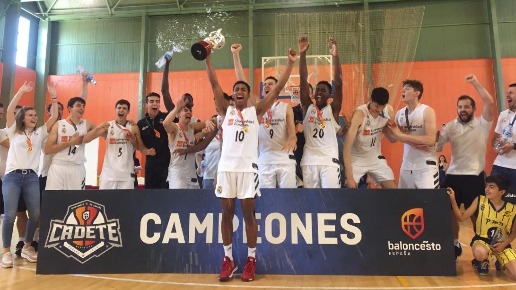 El Cadete A celebra el título de Campeones de España. Foto: Twitter (@RMBaloncesto)