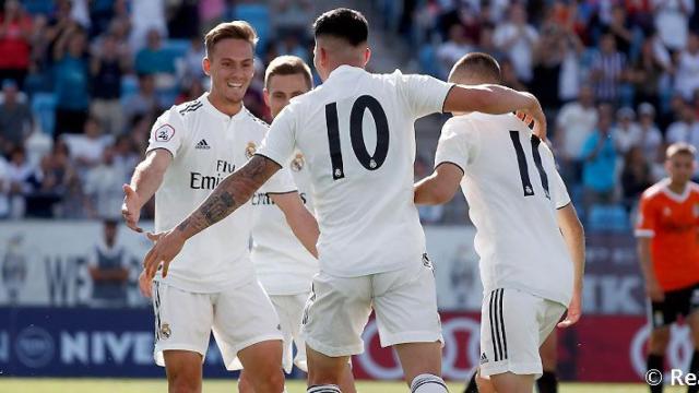 Los jugadores del Castilla celebran uno de los goles del partido. Foto