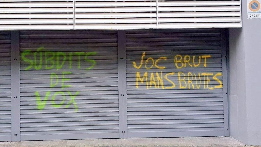 Radicales lanzan pintura amarilla a la sede del PSC y escriben: Súbditos de Vox