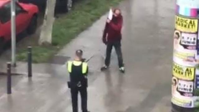 Un agente se enfrenta a un ladrón con un hacha.