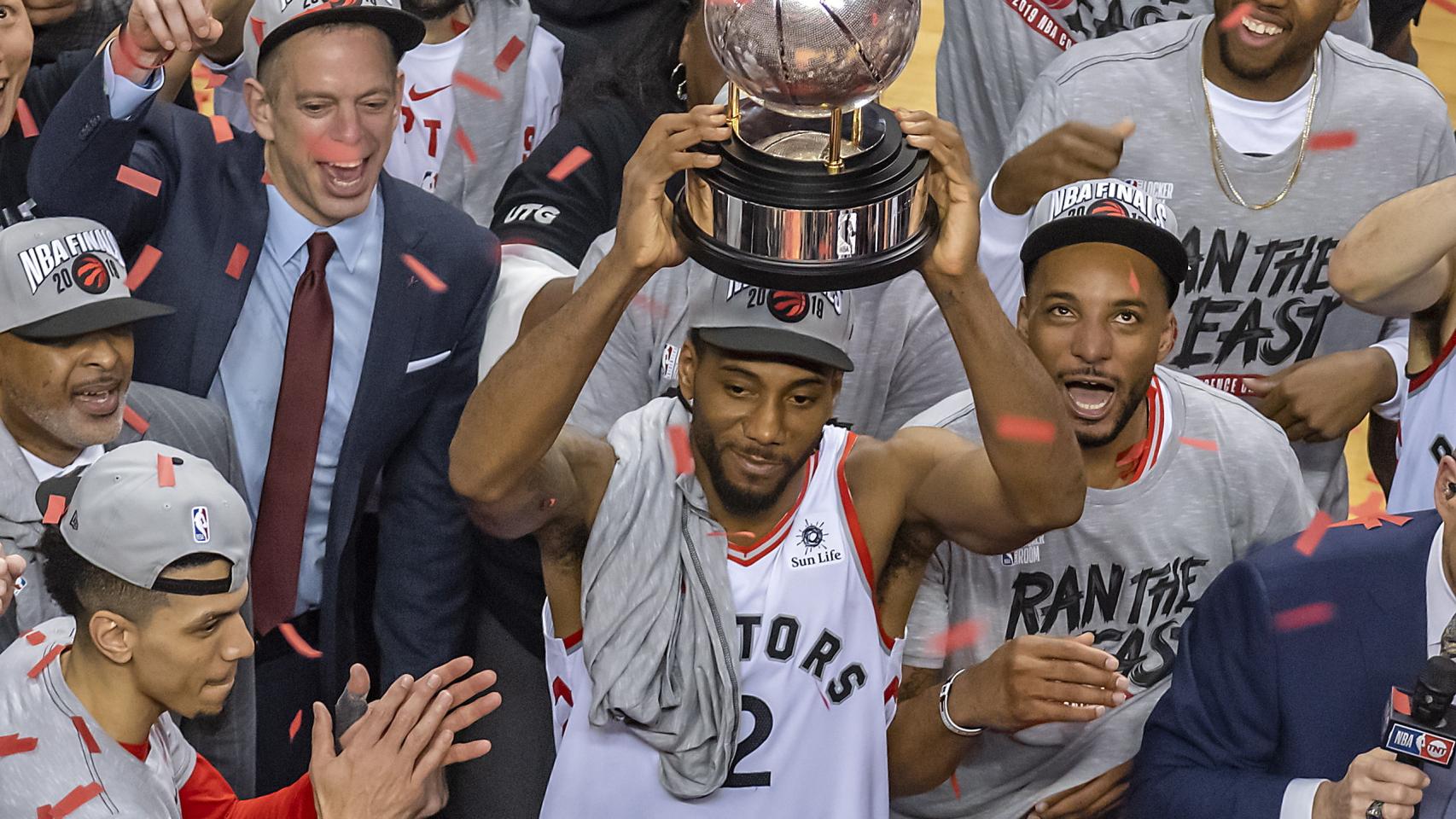 Kawhi Leonard, levanta el trofeo de campeón de la Conferencia Este