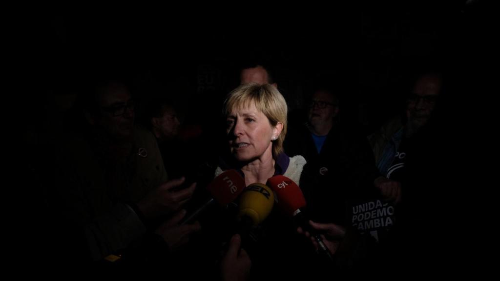 Pilar Baeza, durante la pegada de carteles que tuvo lugar en los primeros minutos de campaña electoral.