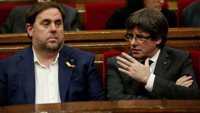 Puigdemont y Junqueras en el Parlament.