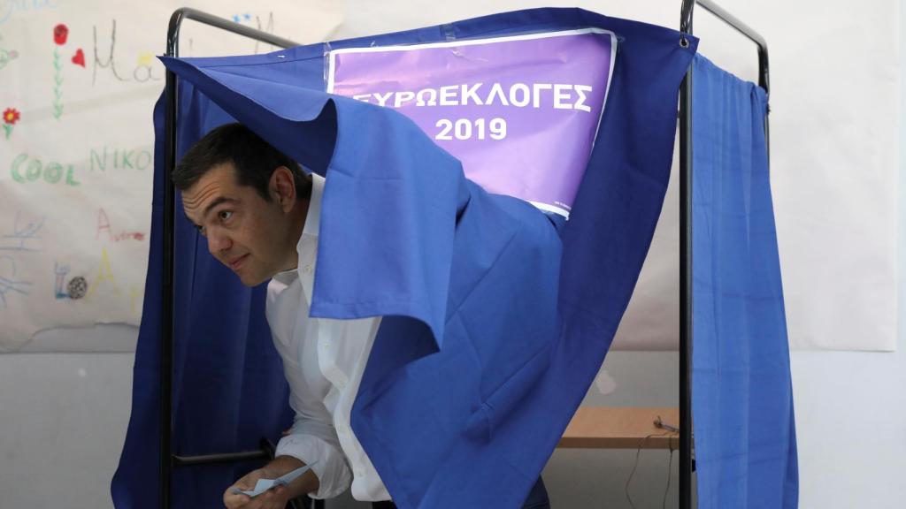 Alexis Tsipras, primer ministro griego, sale de la cabina de votación en un centro electoral de Atenas.