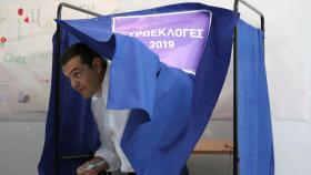 Alexis Tsipras, primer ministro griego, sale de la cabina de votación en un centro electoral de Atenas.