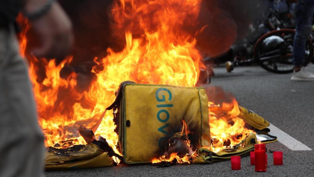 Protesta de 'riders' ante una sede de Glovo en Barcelona.