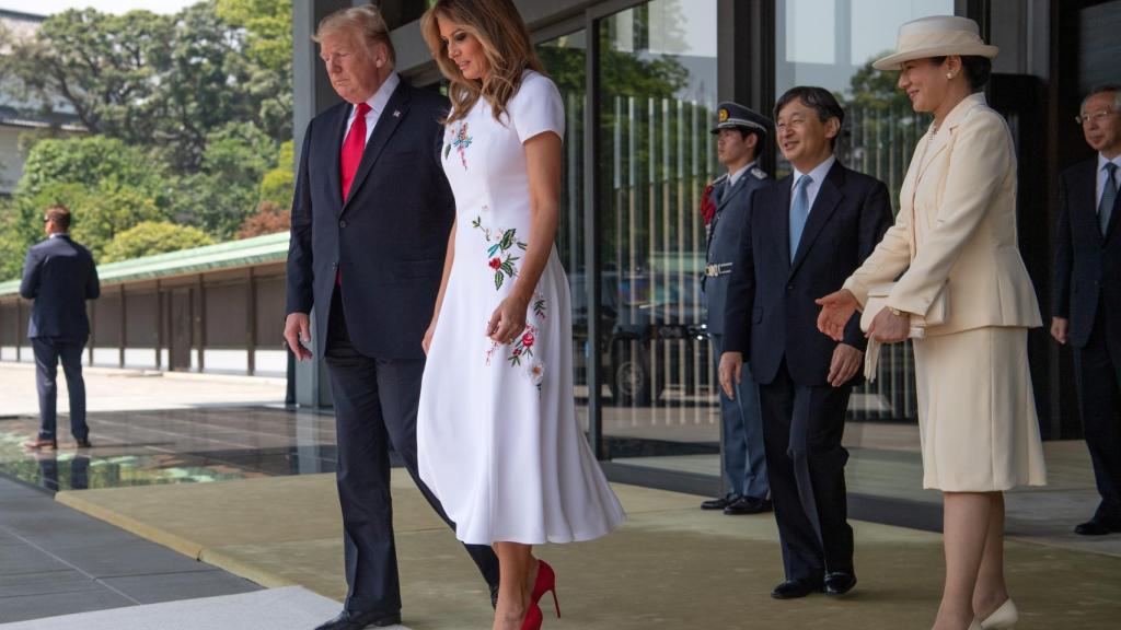 Donald y Melania Trump caminan por delante del emperador Naruhito y la emperatriz Masako, en Tokio.