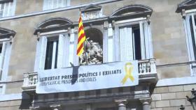 La pancarta en la Generalitat.